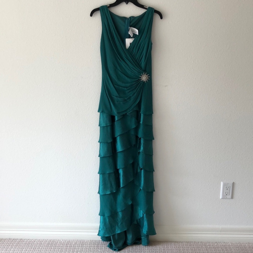 Tadashi Shoji emerald Green long dress Gown V neck Sz 6 Wedding